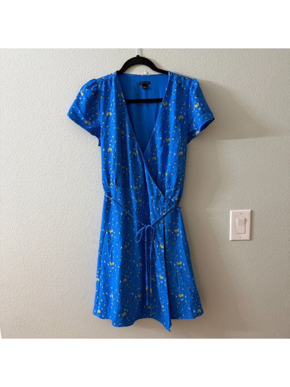 Ann Taylor Blue Floral Wrap Dress Womens size 4 Short Sleeve